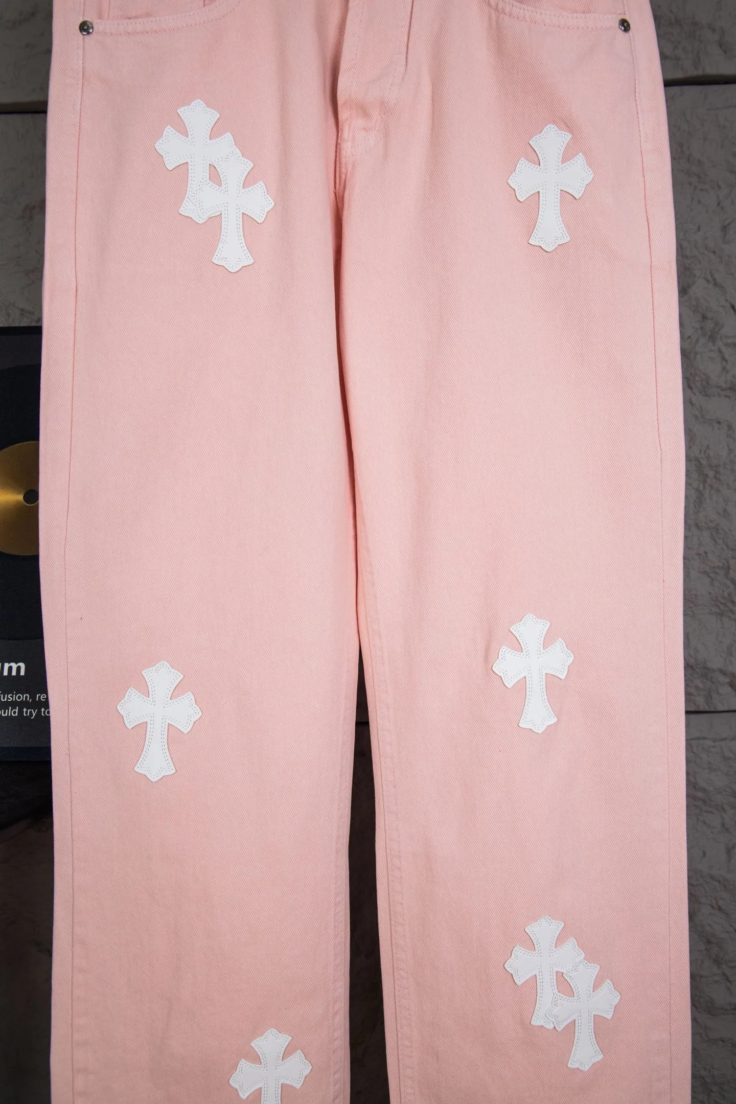 P270 Top version CH Chromehearts 2025 new limited edition white cross patchwork leather couple style washed loose pink jeans 💜 Top ceiling quality Styles with different washed textures, very friendly to people with thin legs and thick legs, straight and loose version very flattering leg shape Timeless moderate length, easy to match with casual, basic styling for various styles, a must-have in the wardrobe! The fabric is stiff but also makes the upper body soft without losing texture. The washing process is even more perfect. It is a must-have item for everyone! ! ! Washed wheat, hang tag, pants label, complete with three labels, color: pink, size: 28, 30, 32, 34